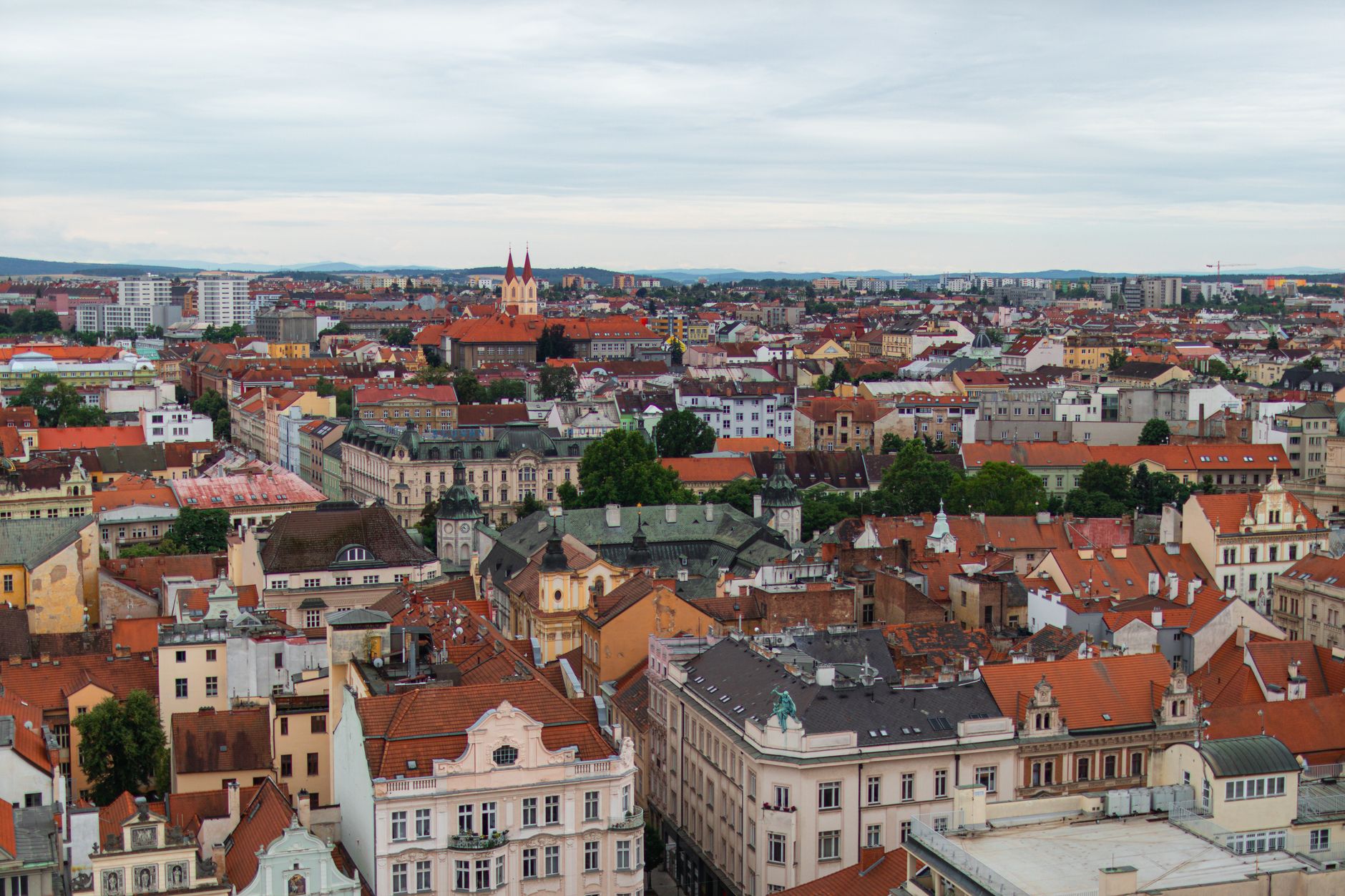 Jak na úklid oken v Plzni po zimě: Co uklidit jako první